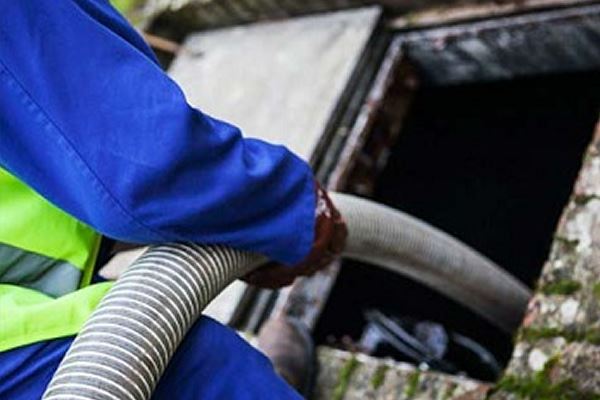 Como funciona o tempo de limpeza da fossa séptica? Mesmo com um modo de ação tão simples. As fossas requerem cuidados e monitoramento constante para evitar dores de cabeça. Se você for esperar que um problema na fossa se torne evidente, será tarde demais para achar uma solução simples para o problema. Consertar ou substituir uma fossa é algo muito trabalhoso e que custa bastante. Já fazer a manutenção e limpeza de fossa é barato, rápido e evita problemas! O serviço de fossa séptica funciona de forma que a câmera de dispensa recebe constantemente resíduos e esgoto. E é extremamente importante que haja uma manutenção correta para que se evitem problemas como mau cheiro, proliferação de pragas ou retorno do que já foi despejado. Sem o esgotamento da fossa, ela pode transbordar, muitas vezes fazendo com que o efluente não tratado sai para o solo. Isso atrai pragas, contamina lençóis freáticos e provoca doenças. A Limpeza de fossa tem como objetivo principal retirar o lodo acumulado e deve ser feito no mínimo anualmente, porém isso pode variar de acordo com o seu tamanho, quantidade de água, entre outros. Você sabia que cada fossa exige um tipo de higienização? Porém sua função primordial de tirar o lodo é feita de forma padrão onde: A tampa é retirada para permitir que os gases que ficam presos e que fazem mal a saúde sejam eliminados. Após essa abertura os resíduos são retirados com uma mangueira de sucção para um deposito especifico. Por fim esse material deve ser transportado por uma equipe especializada e receber o devido tratamento. A frequência de limpeza deve ser pensada de acordo com: Número de pessoas que utilizam o imóvel Tamanho do reservatório Quantidade de água liberada pelo sistema Frequência de aparecimento de pragas na residência Para realizar a limpeza de fossa é preciso contratar uma empresa especializada. Este é um trabalho que requer muito conhecimento técnico e equipamentos especiais. Portanto a Desentupidora Pumjil executa o serviço de limpeza e desobstrução de fossa, com eficiência e qualidade.