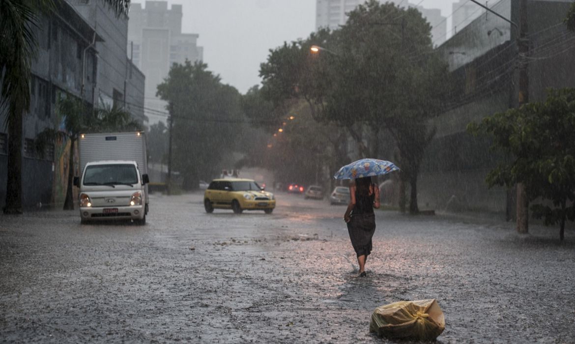 Chuvas de janeiro acendem alerta para entupimentos de bueiros