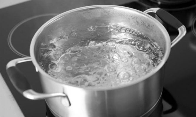 Água fervente e outros ingredientes para Desentupir Canos
